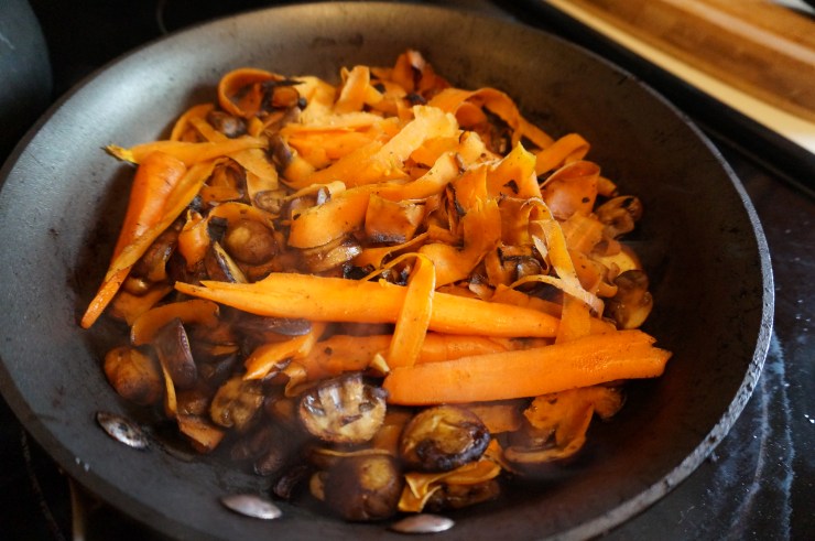 Cook carrots and mushrooms.